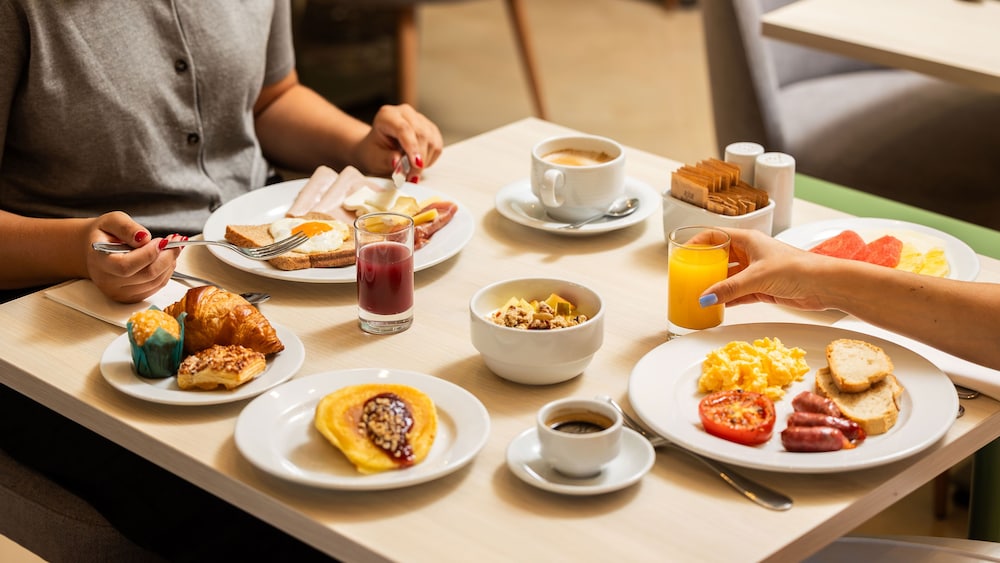Holiday Inn Algarve Albufeira by IHG — Restaurant & bars in Albufeira, Faro