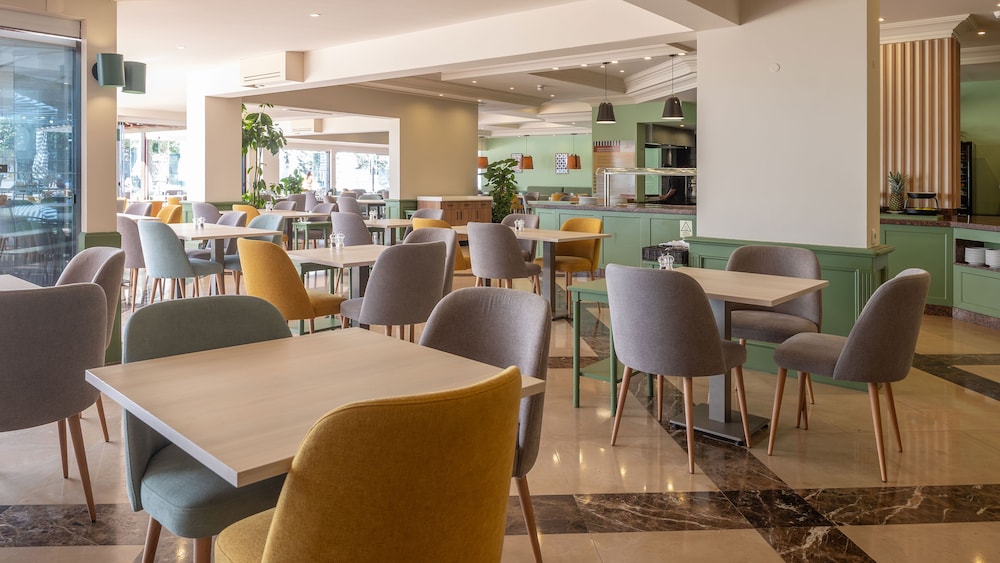 Holiday Inn Algarve Albufeira by IHG — Restaurant & bars in Albufeira, Faro