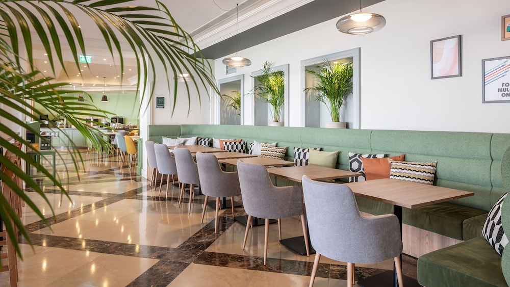 Holiday Inn Algarve Albufeira by IHG — Restaurant & bars in Albufeira, Faro