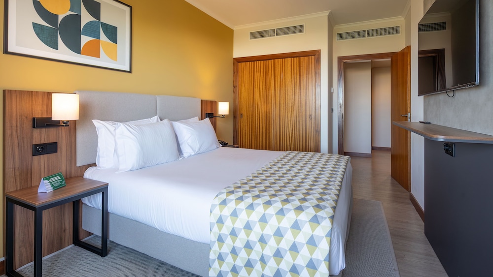 Holiday Inn Algarve Albufeira by IHG — Hotel rooms in Albufeira, Faro