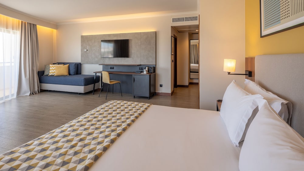 Holiday Inn Algarve Albufeira by IHG — Hotel rooms in Albufeira, Faro