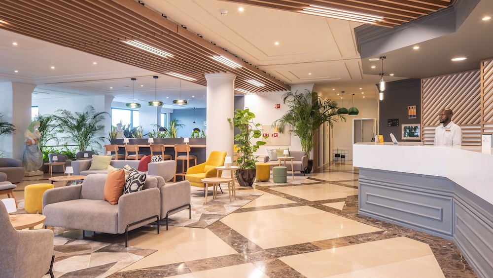 Holiday Inn Algarve Albufeira by IHG — Hotel building in Albufeira, Faro