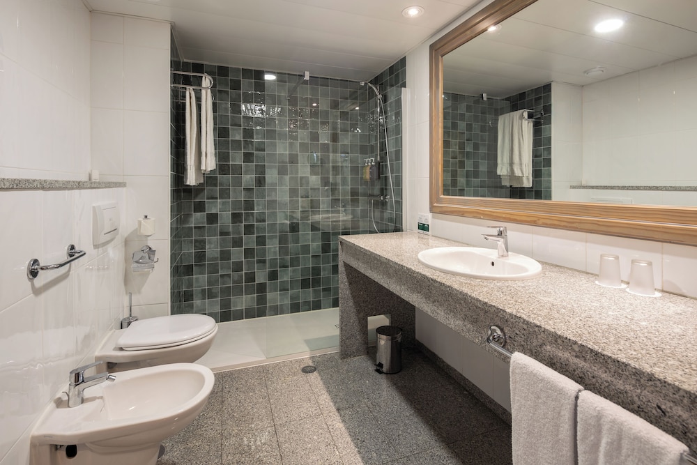 Holiday Inn Algarve Albufeira by IHG — Hotel rooms in Albufeira, Faro