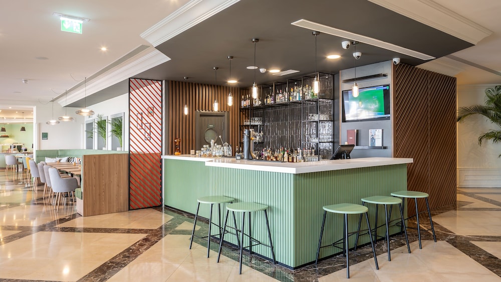 Holiday Inn Algarve Albufeira by IHG — Restaurant & bars in Albufeira, Faro