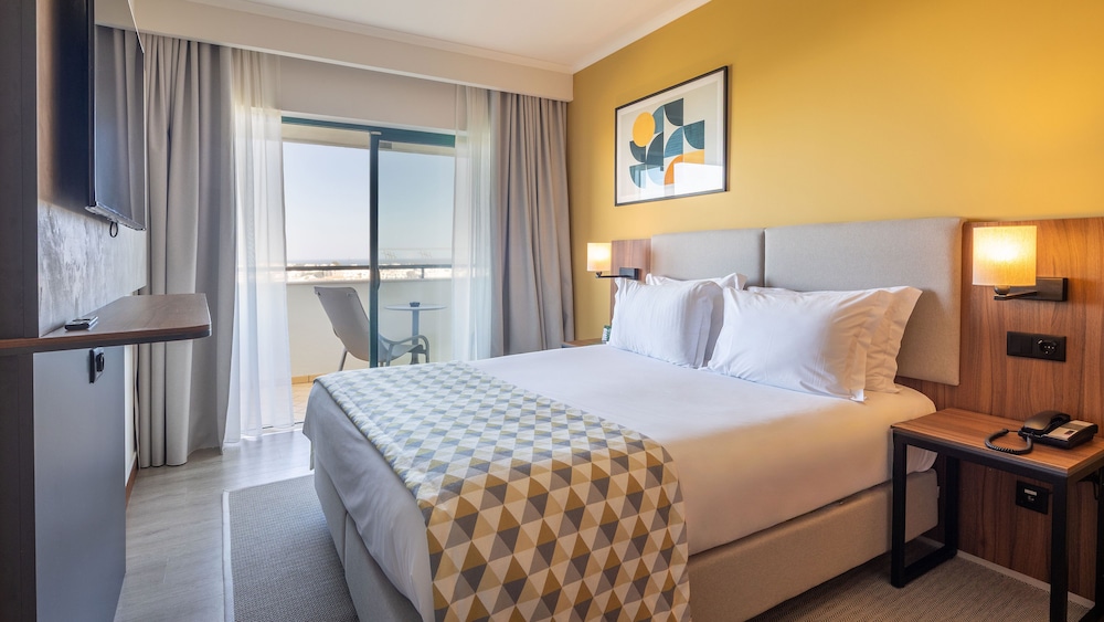 Holiday Inn Algarve Albufeira by IHG — Hotel rooms in Albufeira, Faro