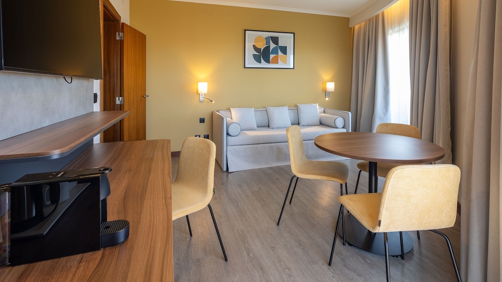 Holiday Inn Algarve Albufeira by IHG — Hotel rooms in Albufeira, Faro