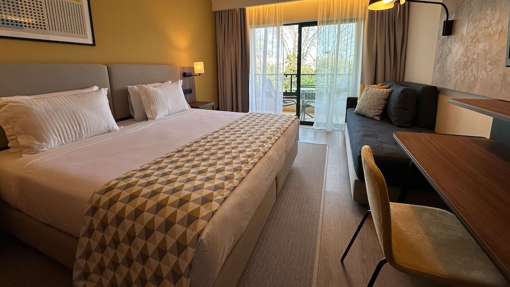 Holiday Inn Algarve Albufeira by IHG — Hotel rooms in Albufeira, Faro