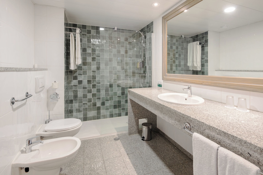 Holiday Inn Algarve Albufeira by IHG — Hotel rooms in Albufeira, Faro