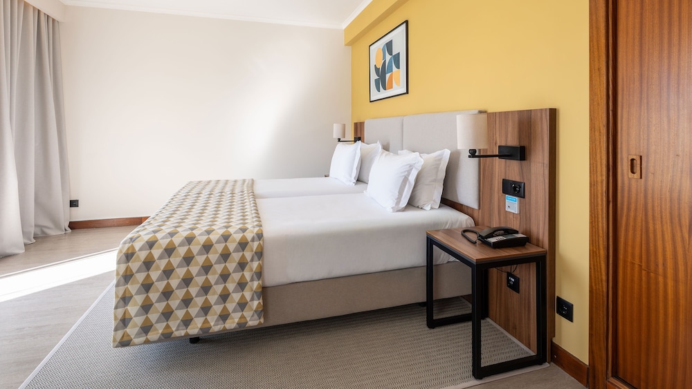 Holiday Inn Algarve Albufeira by IHG — Hotel rooms in Albufeira, Faro