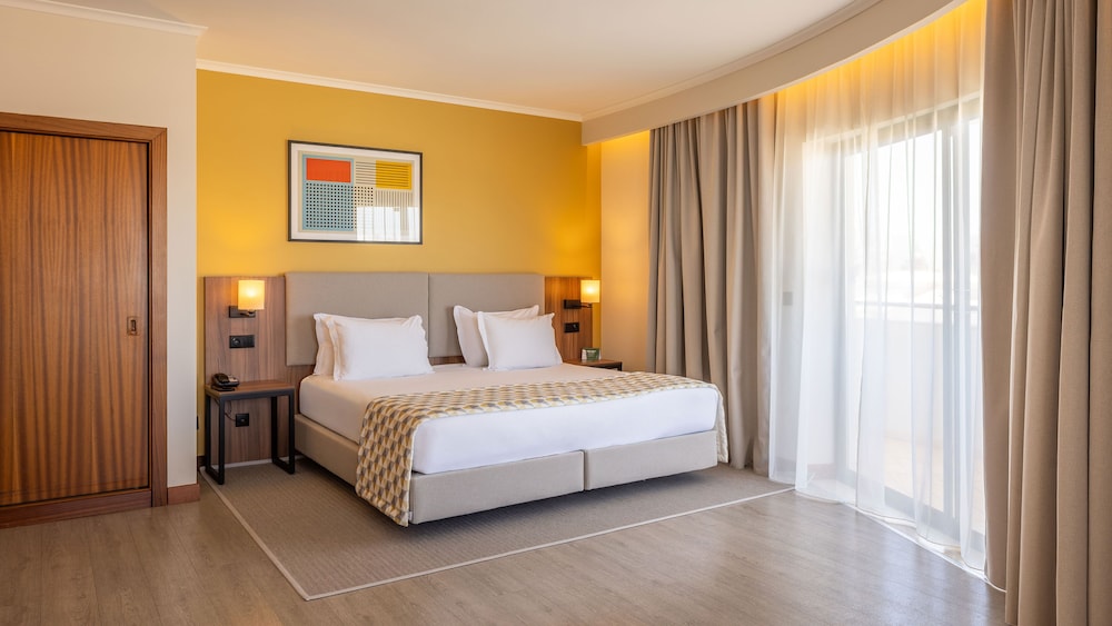 Holiday Inn Algarve Albufeira by IHG — Hotel rooms in Albufeira, Faro