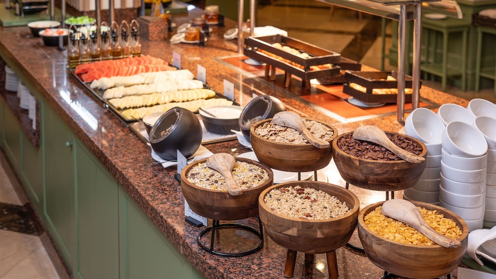 Holiday Inn Algarve Albufeira by IHG — Restaurant & bars in Albufeira, Faro
