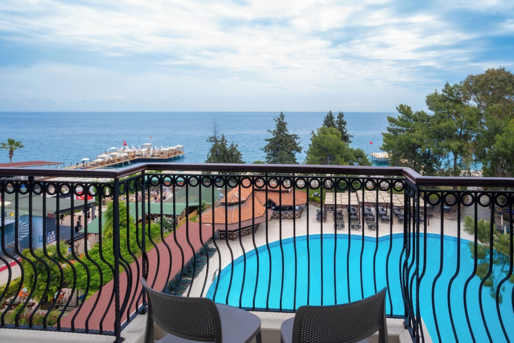 Fore Resort & Spa — Swimming pool in Kemer