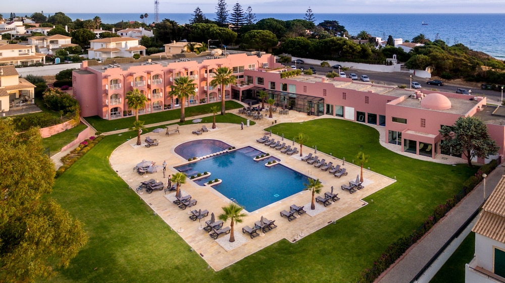 Vila Gale Collection Praia Hotel — Swimming pool in Albufeira, Faro
