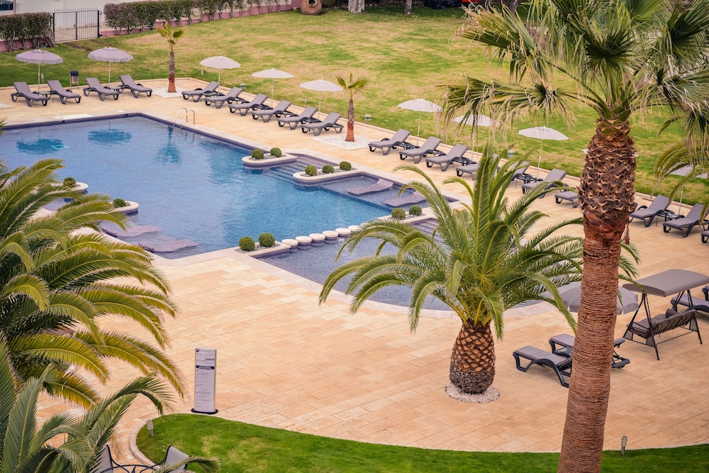 Vila Gale Collection Praia Hotel — Swimming pool in Albufeira, Faro