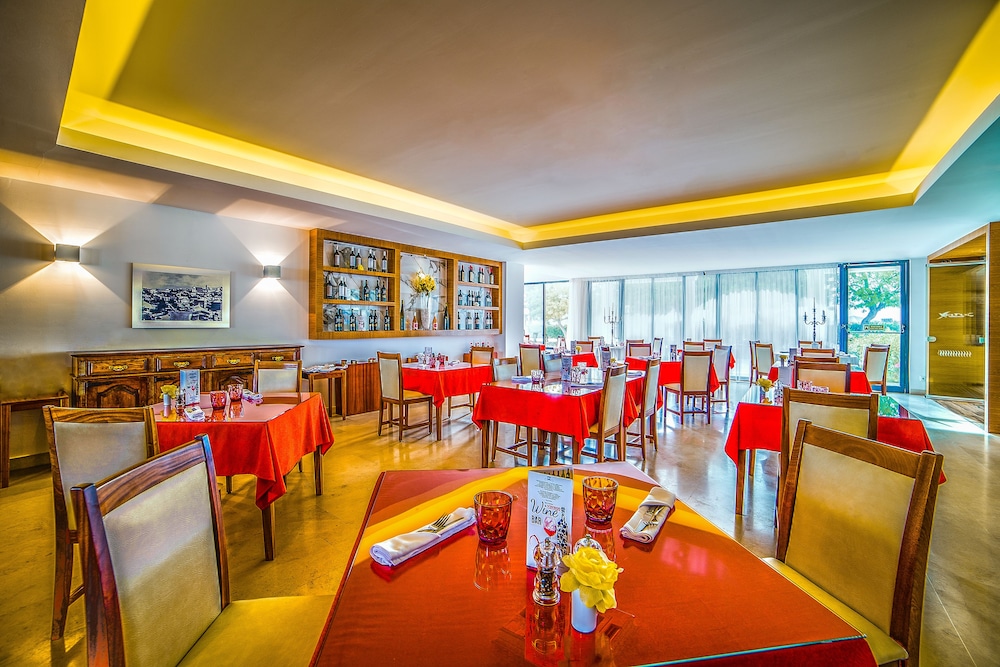 Vila Petra — Restaurant & bars in Albufeira, Faro