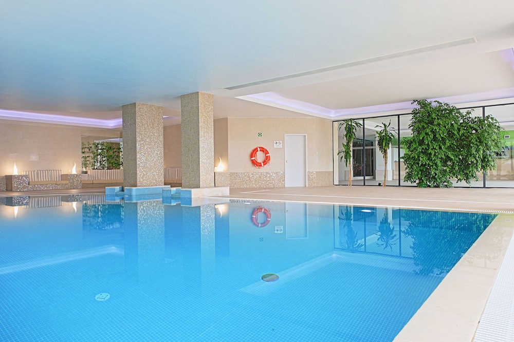 Vila Petra — Swimming pool in Albufeira, Faro