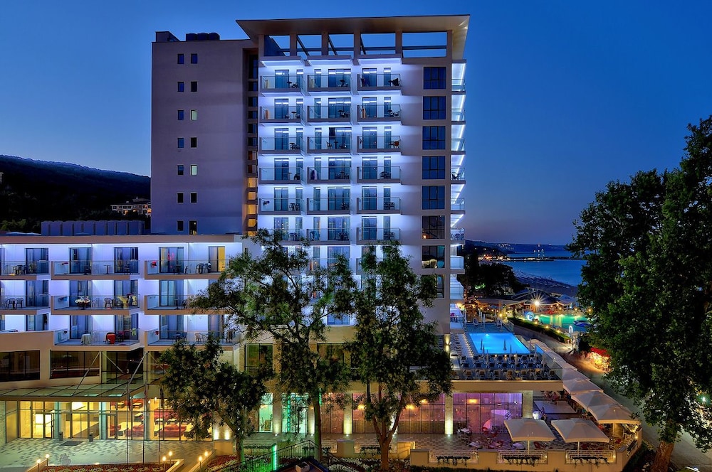 Grifid Hotel Metropol - Premium All Inclusive — Hotel building in Golden Sands, Varna Region