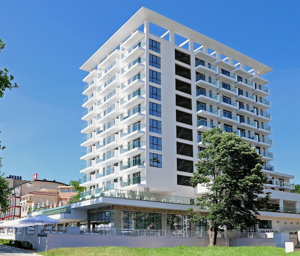Grifid Hotel Metropol - Premium All Inclusive — Hotel building in Golden Sands, Varna Region