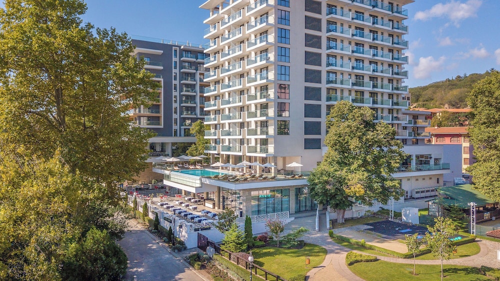 Grifid Hotel Metropol - Premium All Inclusive — Hotel building in Golden Sands, Varna Region