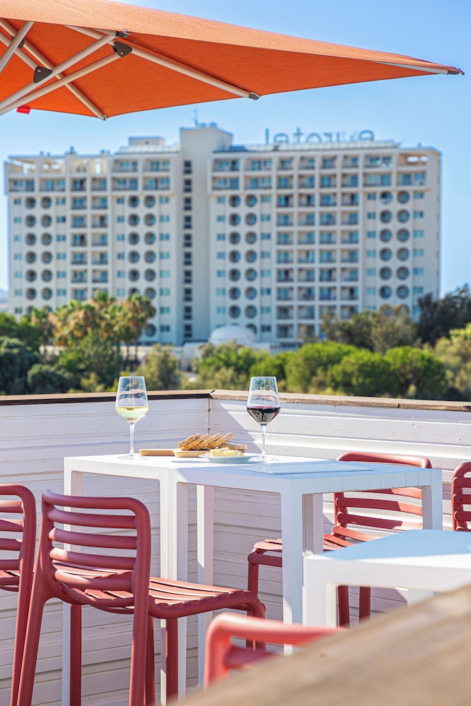 Ozadi Altura Beach Resort — Hotel building in Altura, Faro