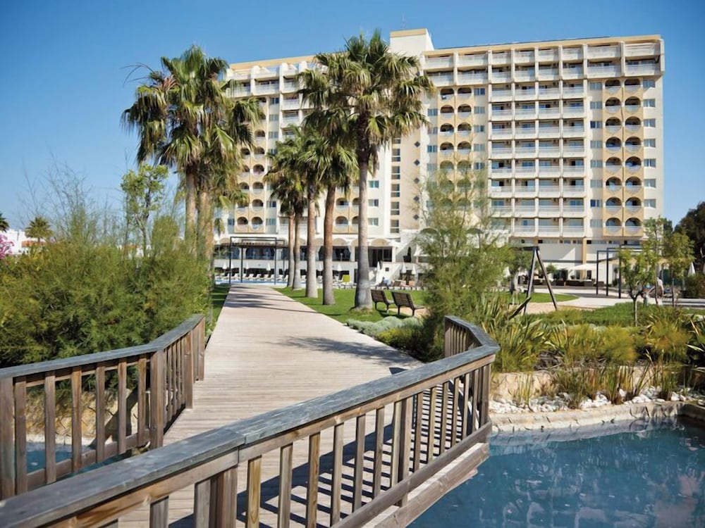 Ozadi Altura Beach Resort — Hotel building in Altura, Faro