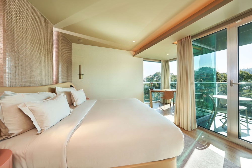 The Views Baia - Adults Only — Hotel rooms in Funchal, Madeira