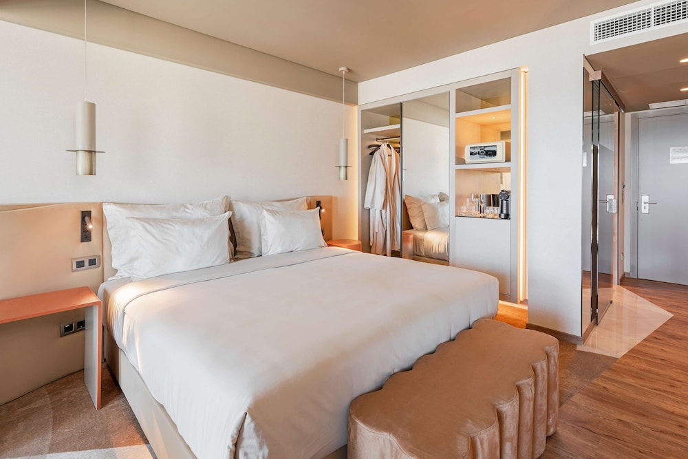 The Views Baia - Adults Only — Hotel rooms in Funchal, Madeira