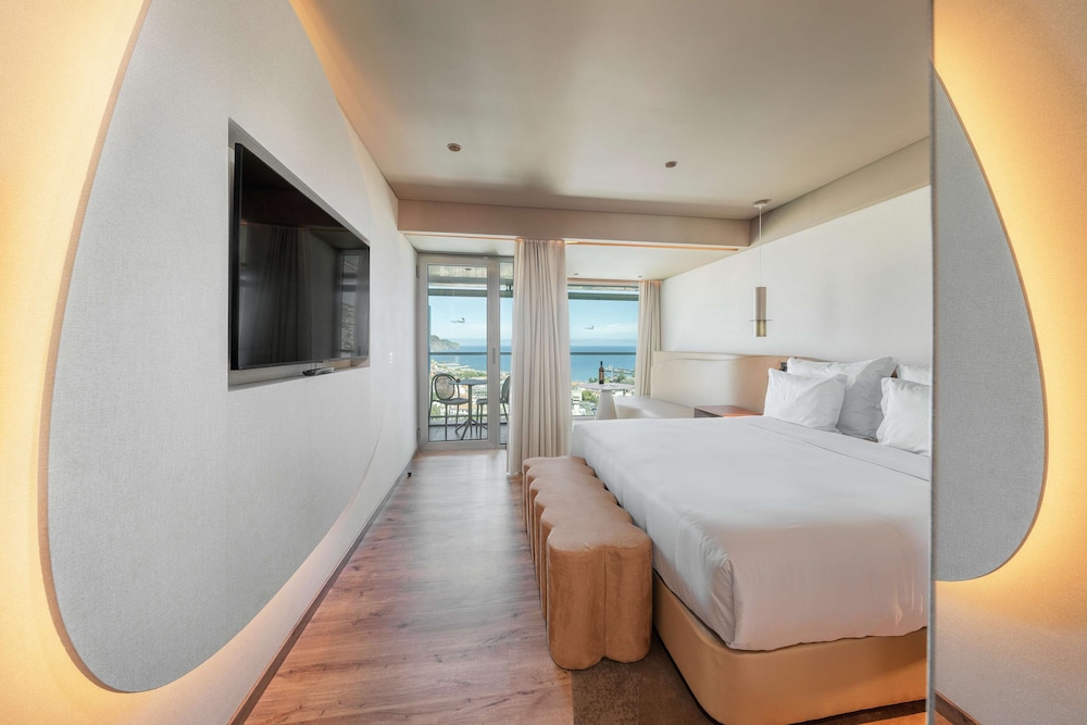 The Views Baia - Adults Only — Hotel rooms in Funchal, Madeira