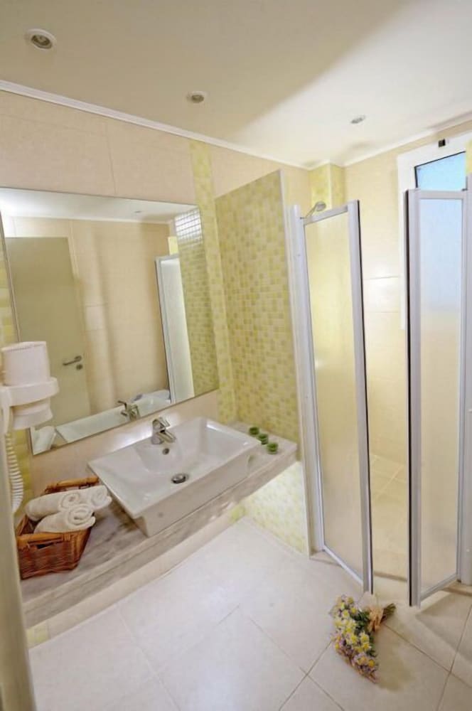 Aeolos Beach Resort — Hotel rooms in Malia