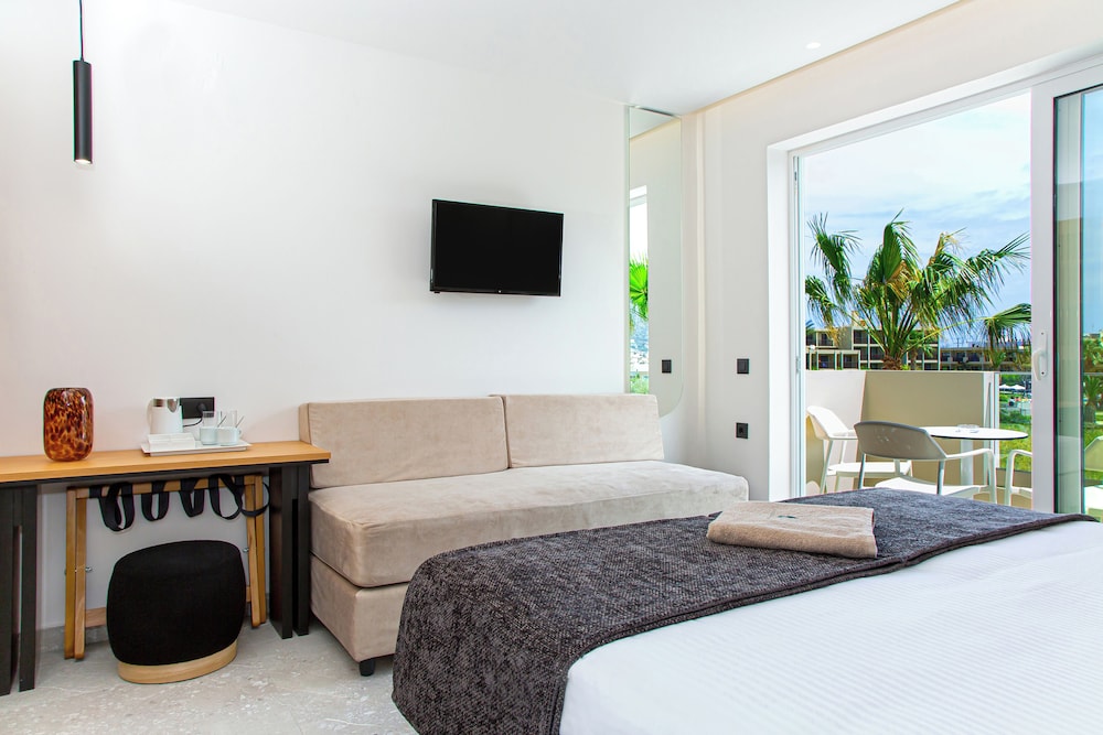 Aeolos Beach Resort — Hotel rooms in Malia