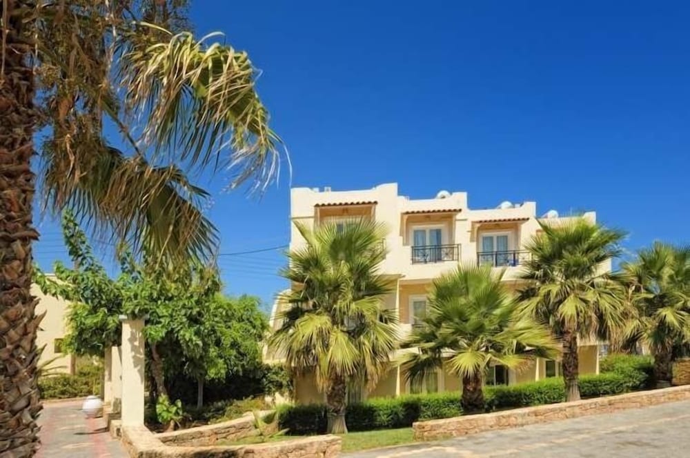 Aeolos Beach Resort — Hotel building in Malia
