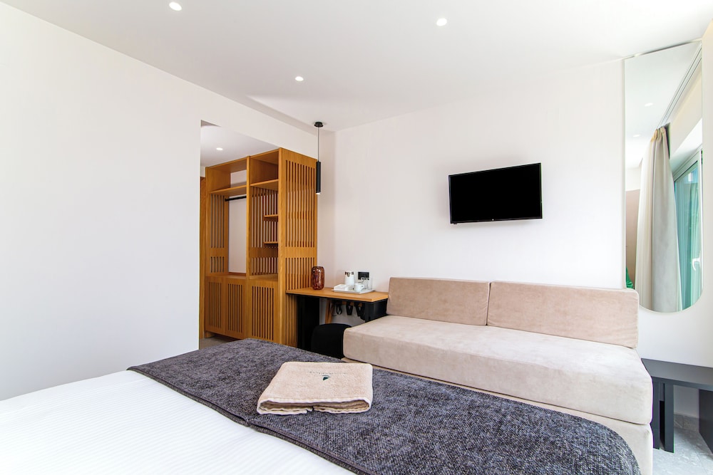 Aeolos Beach Resort — Hotel rooms in Malia