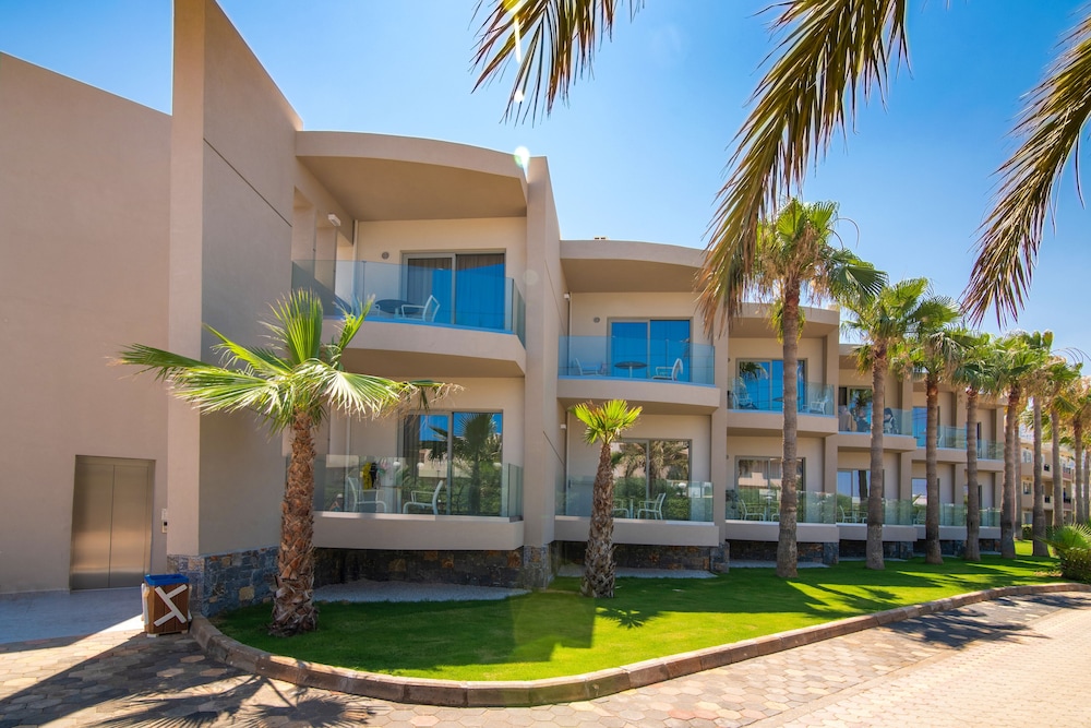 Aeolos Beach Resort — Hotel building in Malia