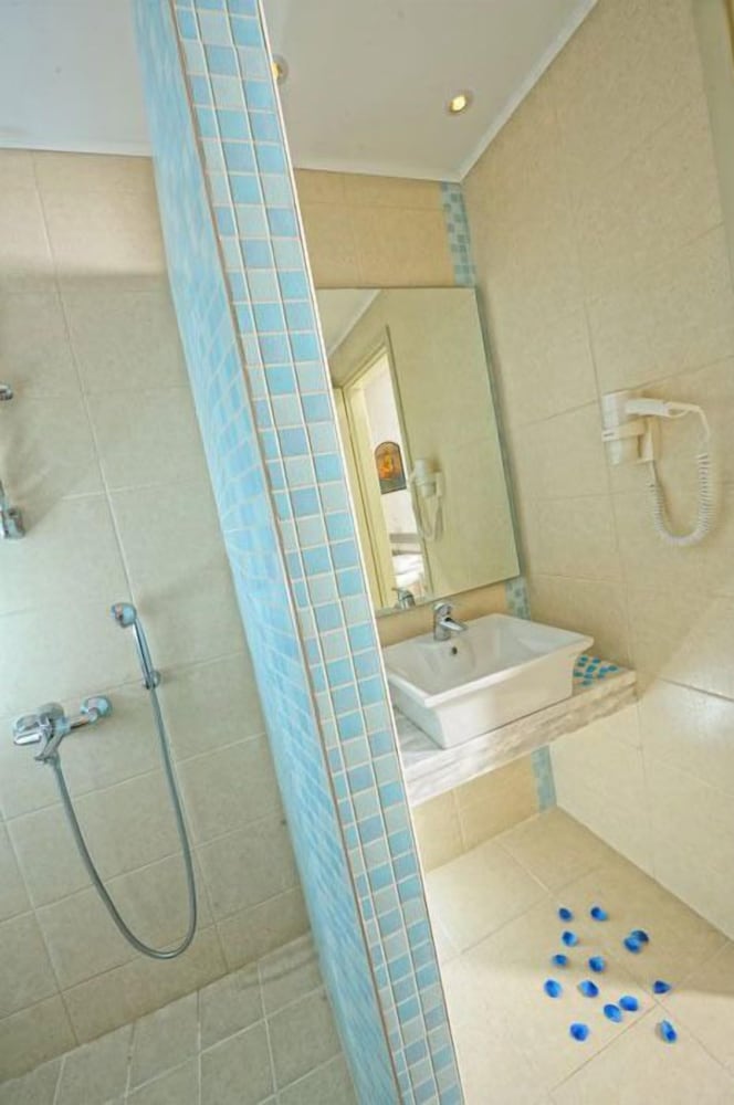 Aeolos Beach Resort — Hotel rooms in Malia