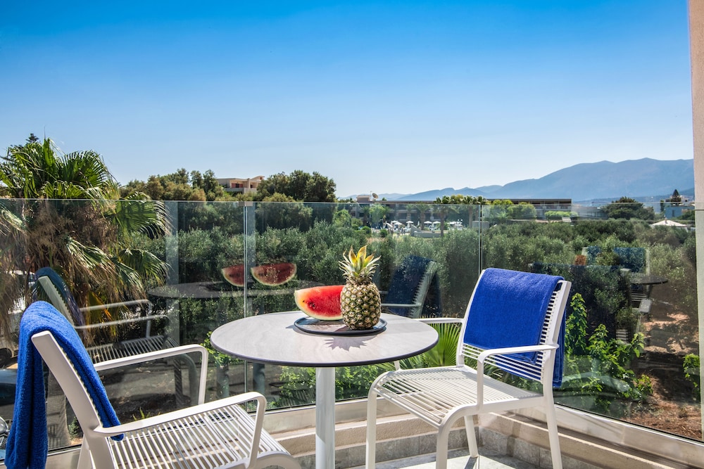 Aeolos Beach Resort — Hotel rooms in Malia