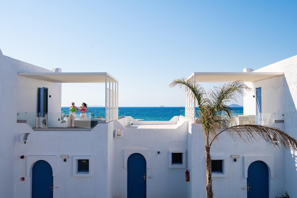 Aeolos Beach Hotel — Hotel building in Tigaki, South Aegean