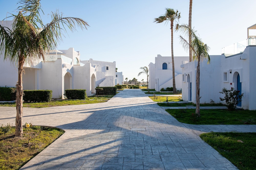 Aeolos Beach Hotel — Hotel building in Tigaki, South Aegean