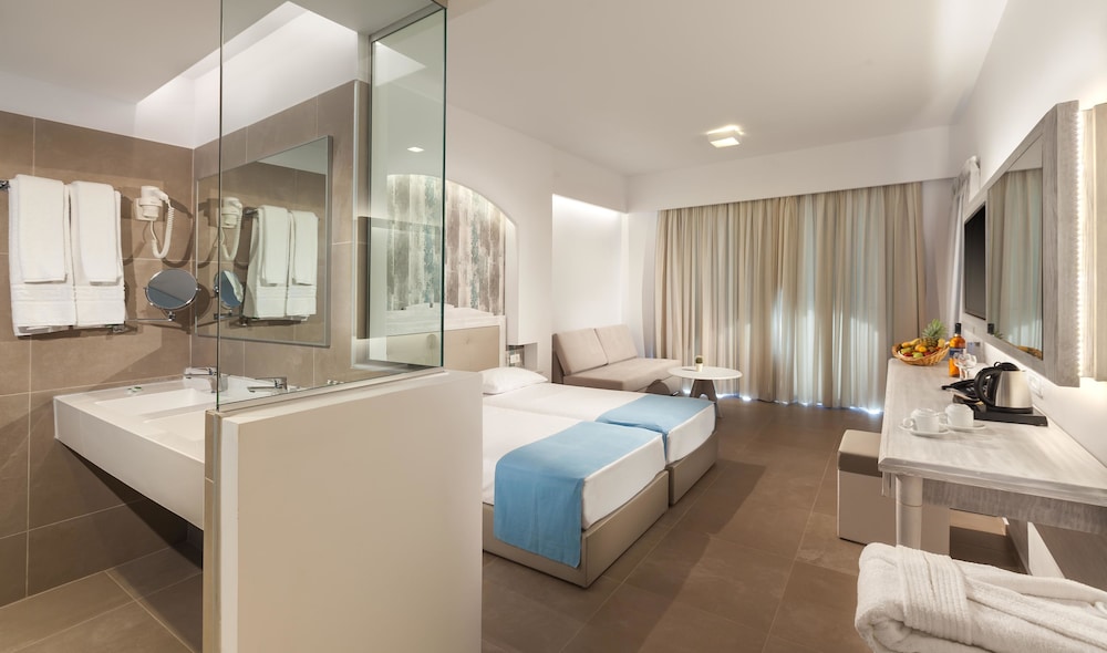 Aeolos Beach Hotel — Hotel rooms in Tigaki, South Aegean
