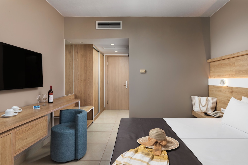 Aeolos Beach Hotel — Hotel rooms in Tigaki, South Aegean