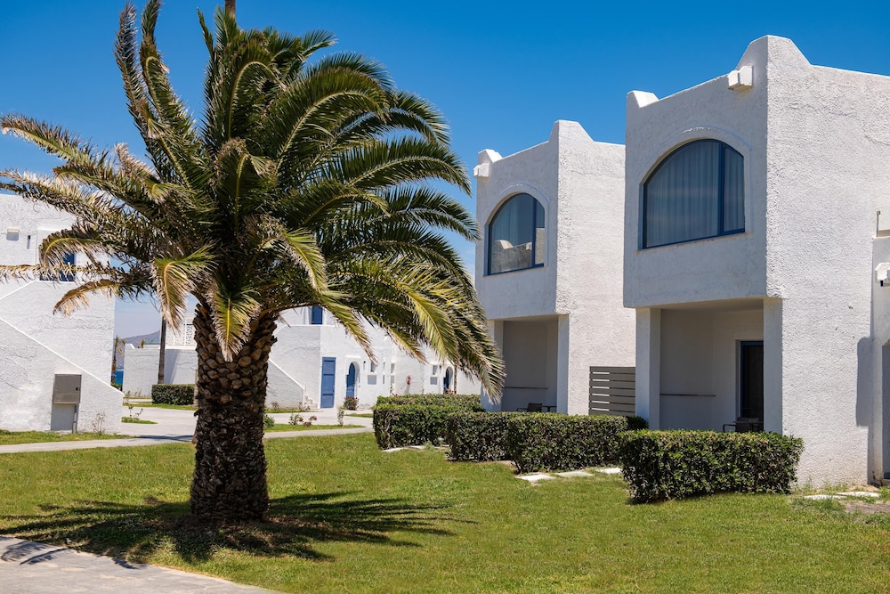 Aeolos Beach Hotel — Hotel building in Tigaki, South Aegean
