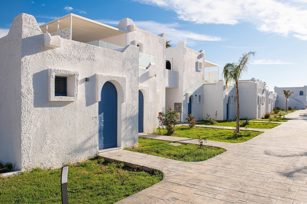 Aeolos Beach Hotel — Hotel building in Tigaki, South Aegean