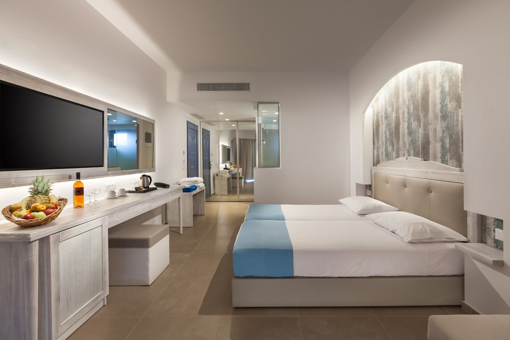 Aeolos Beach Hotel — Hotel rooms in Tigaki, South Aegean