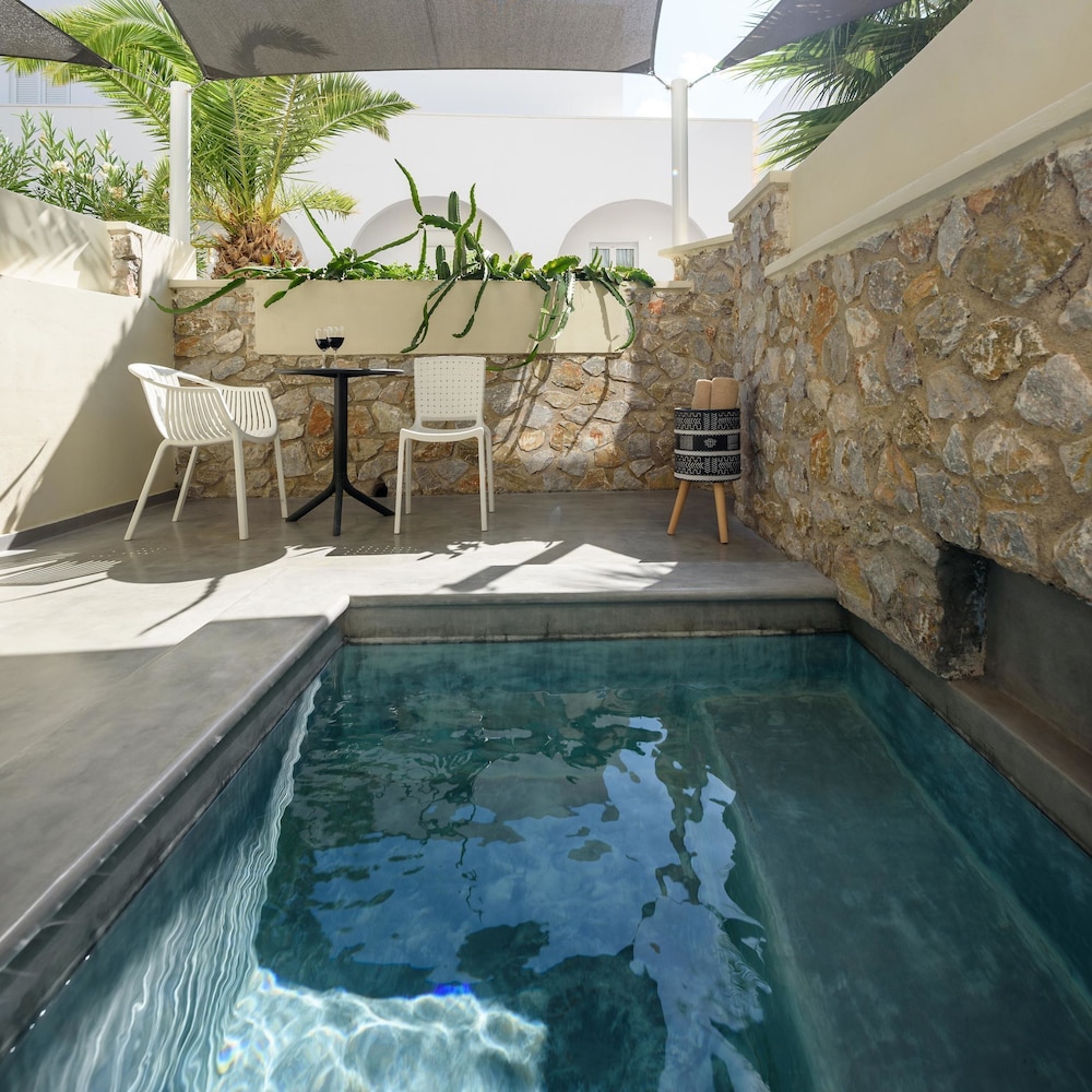 Afroditi Venus Beach Resort — Swimming pool in Kamari, South Aegean