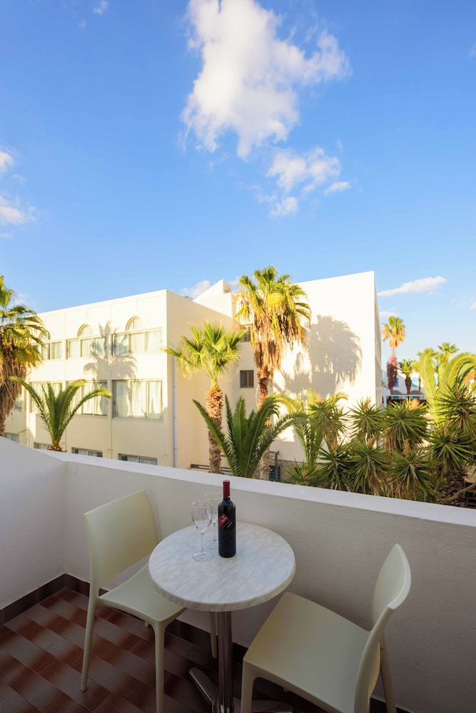 Afroditi Venus Beach Resort — Hotel building in Kamari, South Aegean