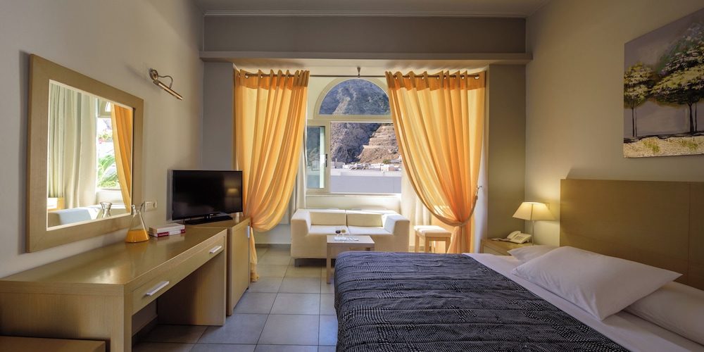 Afroditi Venus Beach Resort — Hotel rooms in Kamari, South Aegean