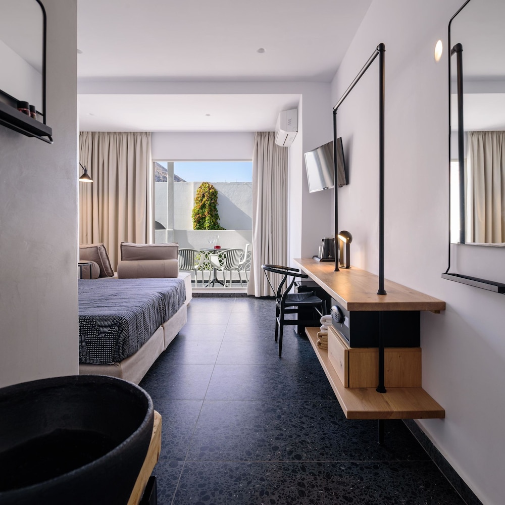 Afroditi Venus Beach Resort — Hotel rooms in Kamari, South Aegean