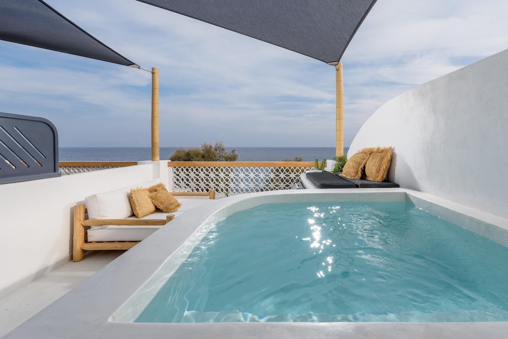 Afroditi Venus Beach Resort — Swimming pool in Kamari, South Aegean