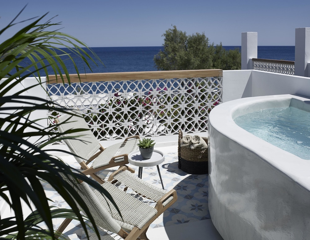 Afroditi Venus Beach Resort — Hotel rooms in Kamari, South Aegean