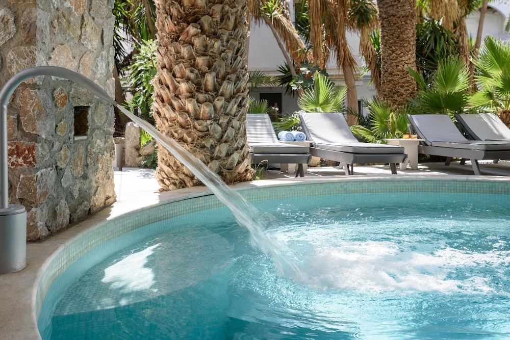 Afroditi Venus Beach Resort — Swimming pool in Kamari, South Aegean
