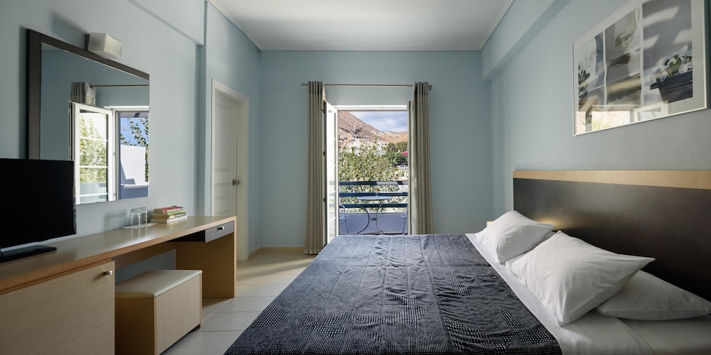 Afroditi Venus Beach Resort — Hotel rooms in Kamari, South Aegean